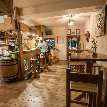 Frata بيت ضيافة Dvor